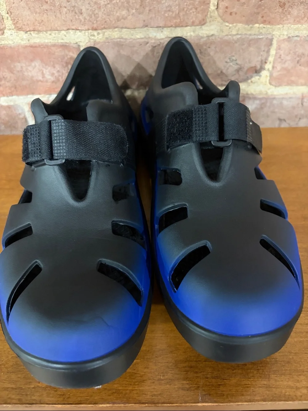 OOFOS OOcandoo Sandals in black/blue ombré size M11/W13 unisex hook & loop strap